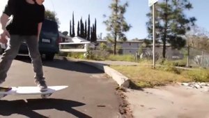 Мальчик круто катается на двухколёсном скейте Razor RipSurf