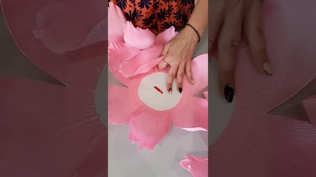 Мастер класс "Цветок из гофрированной бумаги на стену" смотреть онлайн