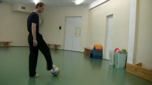 Футбол: Подбрасываем мяч ногой (носком)