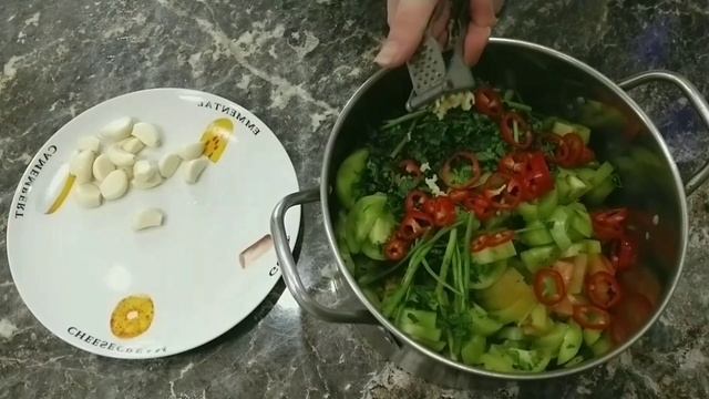 Салат из зелёных помидоров острый с чесноком. Маринованные зелёные помидоры.
