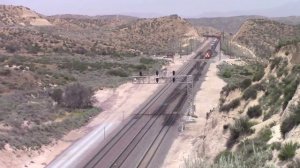 Американские железные дороги. Красивый вид на горы в США. Поезд в Америке