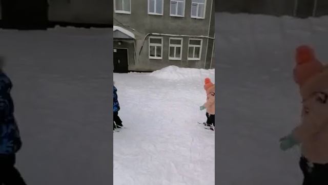 Средняя группа. Физкультура на лыжах. Руководитель Анищук Ирина Николаевна. смотреть онлайн