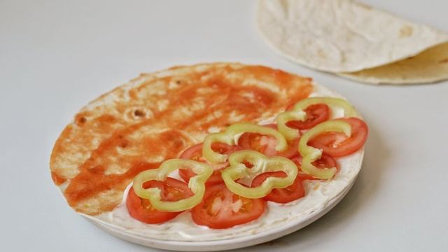 Тортилья с помидорами