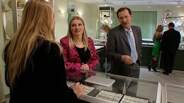 Пара в ювелирном | 6 кадров
