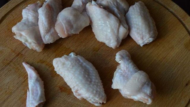 Куриные крылышки с картошкой в духовке
