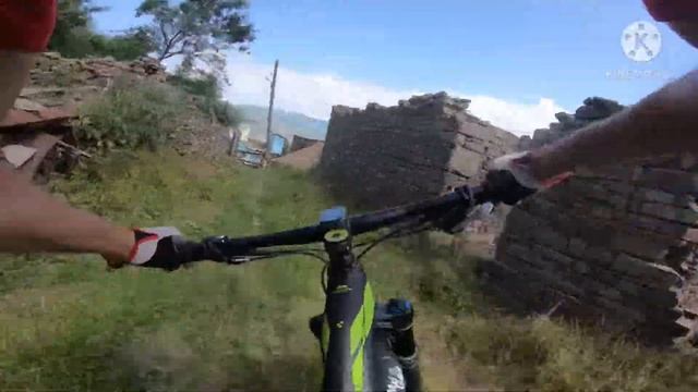 MTB Downhill Скоростной спуск по переулкам родного края. Хучада смотреть онлайн