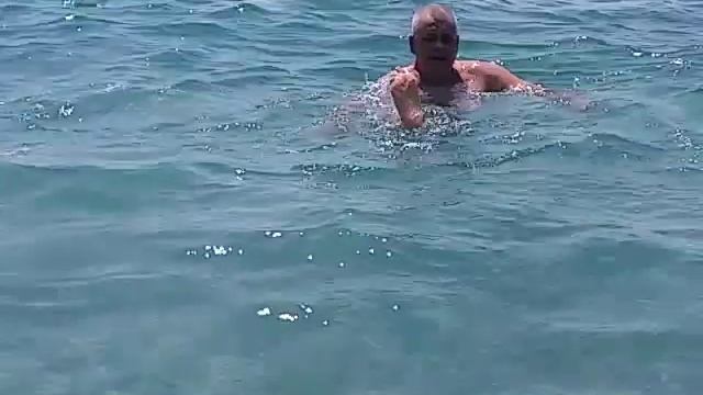 УТРЕННЯЯ ГИМНАСТИКА В СРЕДИЗЕМНОМ МОРЕ !ГИМНАСТИКА В ВОДАХ СРЕДИЗЕМНОМОРЬЯ АНТАЛИЯ ТУРЦИЯ ! смотреть онлайн