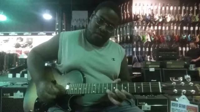 Playing a Gibson Les Paul Melody Maker at Guitar Center in Knoxville, Tennessee смотреть онлайн