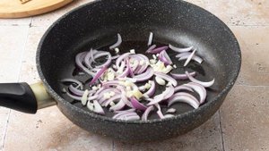 Кабачки с баклажанами и помидорами на сковороде