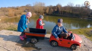 Дети и Машина. Диана и Даня, машинки игрушки и живые рыбы. Манкиту