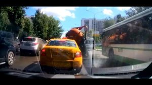 Бомбит. Машинки. Такси обдало дерьмом. В Москве