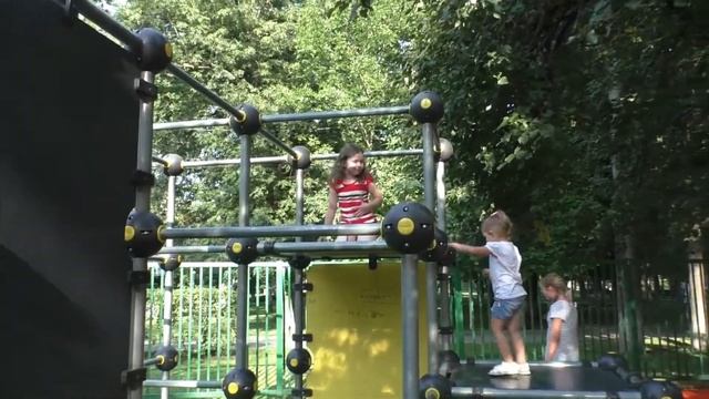 Гуляем на площадке в Краснопресненском парке Распаковка игрушек Лол Бол смотреть онлайн