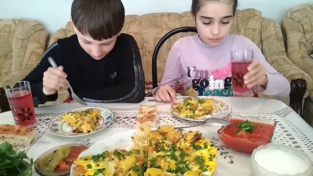 что нам приготовила наша мама ?очень вкусное блюдо . смотреть онлайн