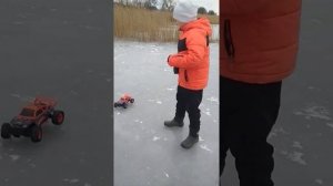 дрифт машинке на пульте управления на Баги на льду