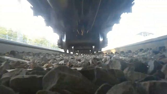 Положил телефон под поезд. ВЛ80С-1999/2263А с грузовым составом. смотреть онлайн