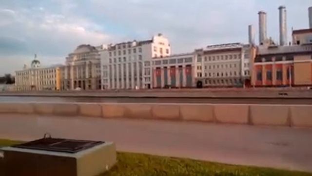 Москва-река. Вид с Кремлевской и Москворецкой набережных смотреть онлайн