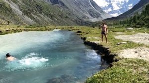 Прыгаем в озеро Аккем на фоне Белухи