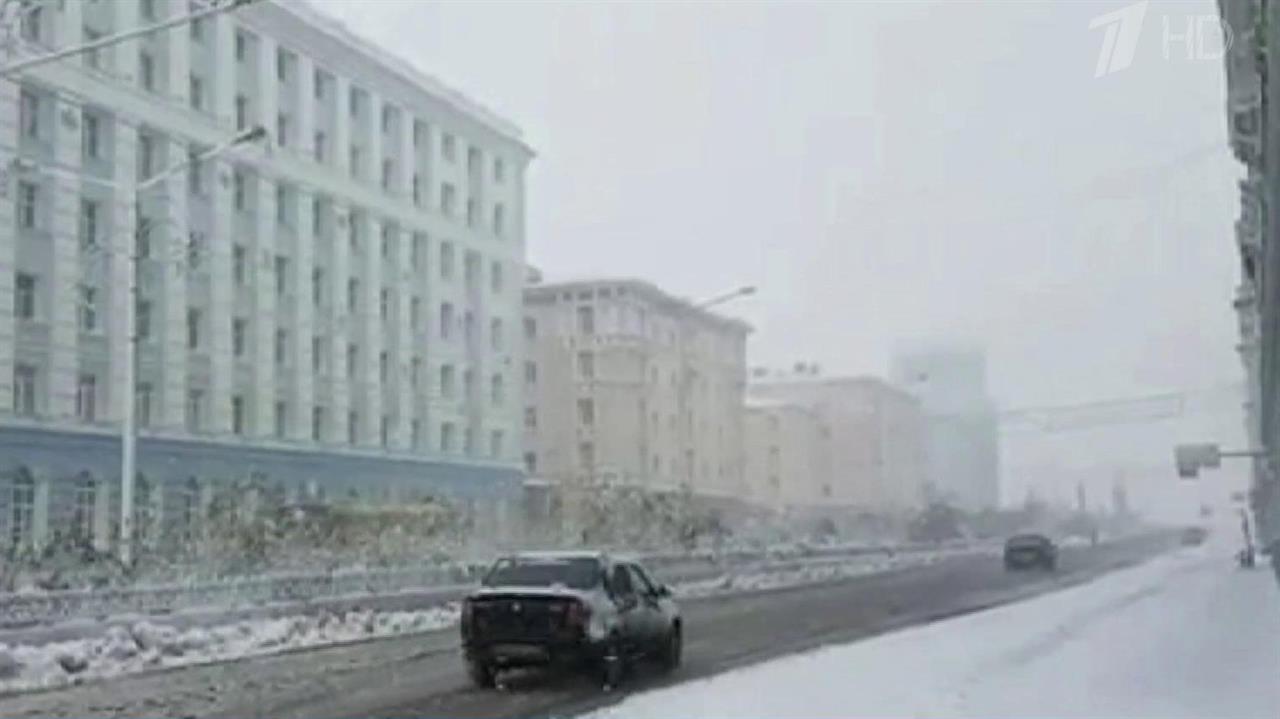 Погодные аномалии в разных регионах России - где-то все еще лето, а где-то уже выпал снег