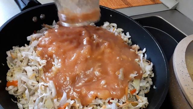 БЫСТРЫЙ ОБЕД ЗА ЧАС//ТУШЕНАЯ КВАШЕНАЯ КАПУСТА С ОКОРОЧКАМИ И ШАРЛОТКА С ЗАМОРОЖЕННЫМИ ЯБЛОКАМИ