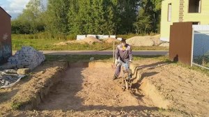 Копаю яму для будущего фундамента бани. Крушу железобетонные столбы.