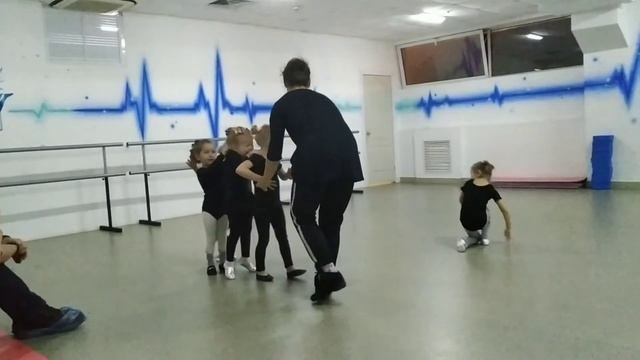 Уроки танцев у Сони, 3 годика. Школа танцев Харьков Танцы для детей смотреть онлайн