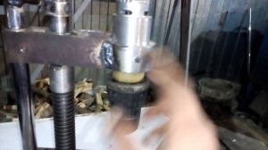 Самодельный сверлильный станок мини из шуруповерта -2