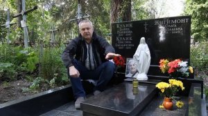 Памятник со скульптурой Богородицы