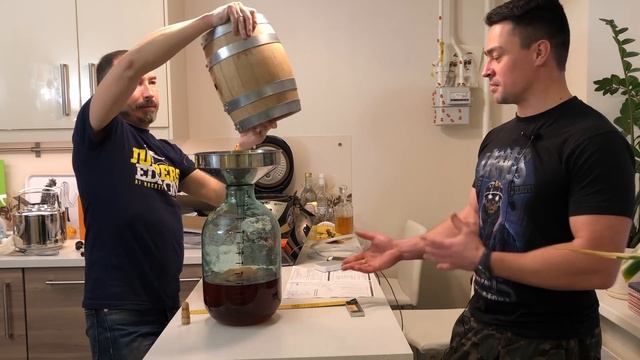 Сливаем 5 литровую бочку из американского дуба переделанную из 190 литровой из-под Jack Daniels. смотреть онлайн