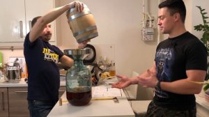 Сливаем 5 литровую бочку из американского дуба переделанную из 190 литровой из-под Jack Daniels.