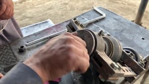 Если вы хотите снять переднюю ось CV, посмотрите это видео, которое является механическим
