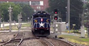 Вид из окна скоростного поезда в США. Проезд на пассажирском поезде с видом из окна