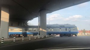 Дизель-поезд ДР1А-325 БЧ проезжает под новым мостом в Бресте