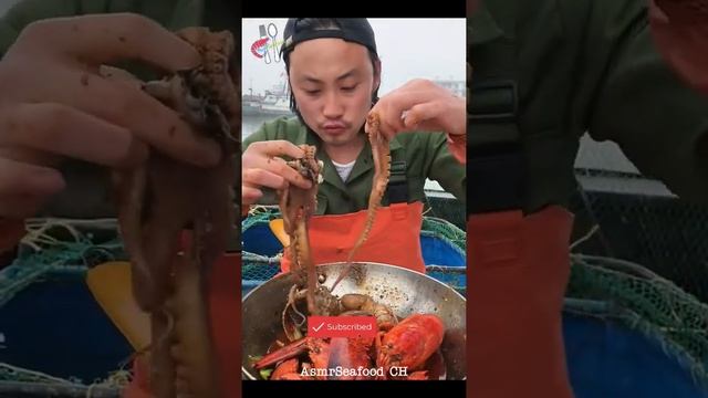 Chinese fisherman eating seafood Octopus | Китайский рыбак ест осьминог из морепродуктов