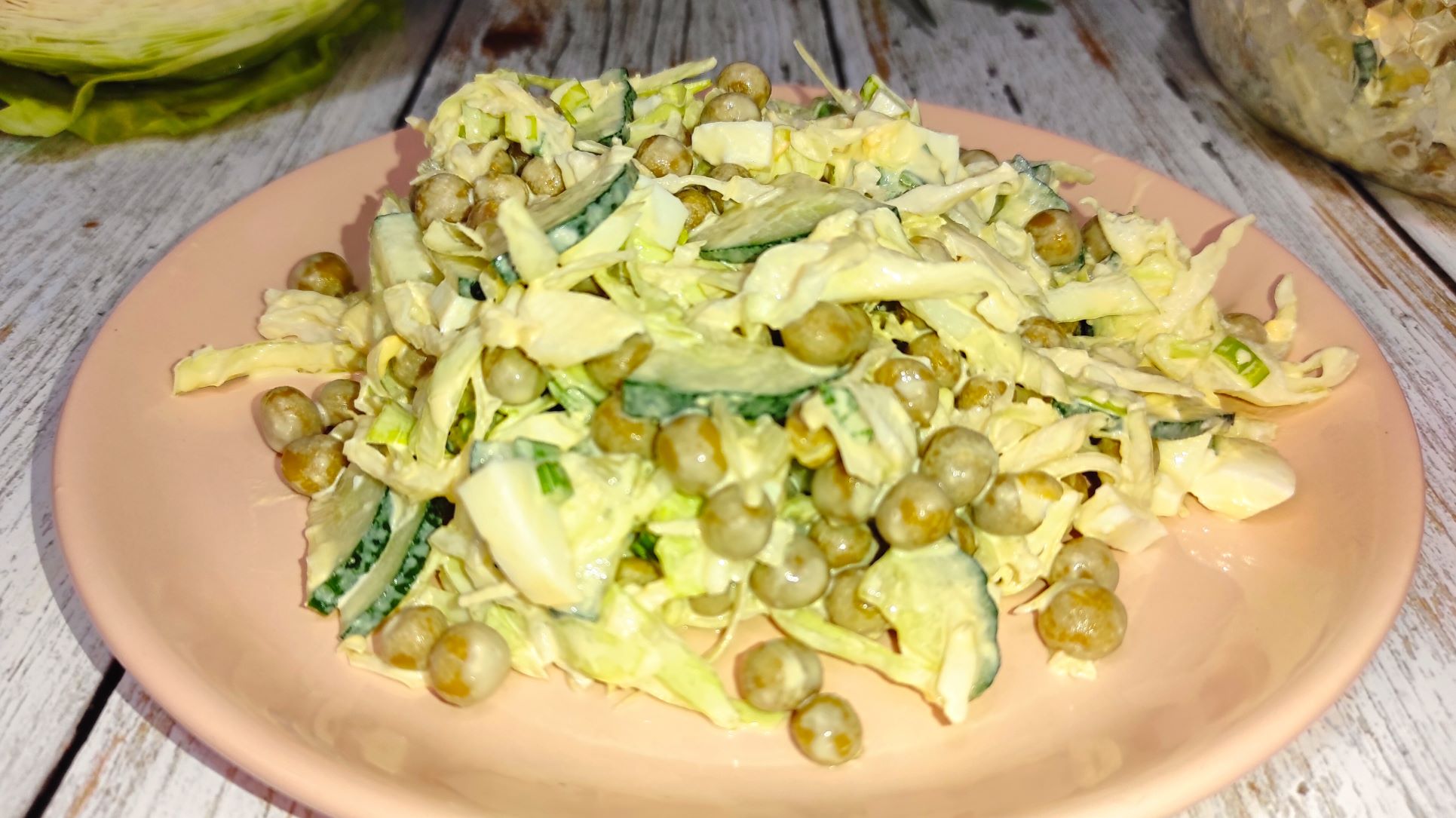 Салат из свежей КАПУСТЫ  с зеленым ГОРОШКОМ, яйцом и огурцом!