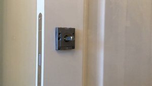 Установка ручки на межкомнатную дверь