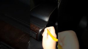 Toyota Camry 55 (2018 год) - снятие задней панели облицовки центрального туннеля