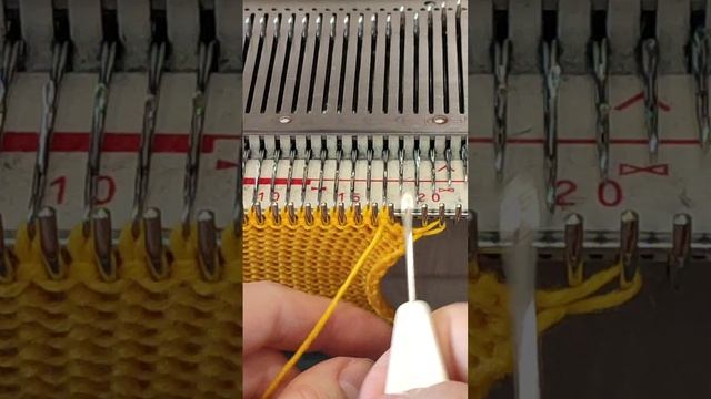 Самый простой способ закрытия петель на вязальной машине смотреть онлайн