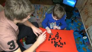 Аутизм. Аутист учится играть в домино 8-10 занятие (сокращенная версия)