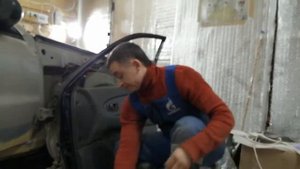 Снятие дверной карты Kia Spectra