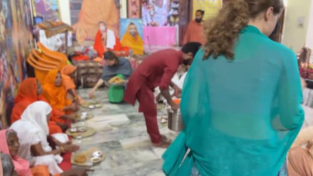 Сегодняшний прасад раздали Дионизи и его семья. нам нужно ваше сотрудничество смотреть онлайн