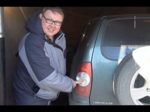 Замена лампы заднего указателя поворота на Chevrolet - Niva