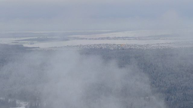 БПЛА следит  за парапланеристом в облаках . Полёты на параплане видео