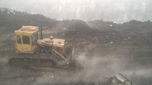 Работа бульдозера ЧТЗ 130 на свалке бытовых отходов