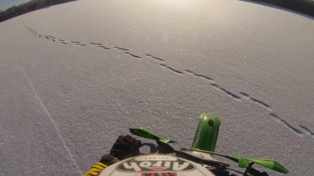 На коньках за кроссовым мотоциклом по озеру ,или Ой Валера я очкую )) смотреть онлайн