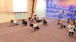 Черепашка. Упражнение для малышей. Черепашка ползет, домик на себе несет.