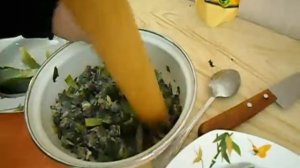 Как приготовить весенний салат из медунки и дикого лука слизуна.