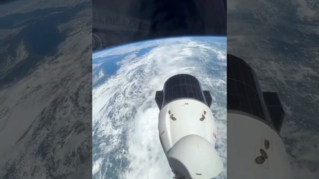 Вид из илюминатора коробля «Dragon 2» смотреть онлайн