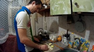 Жарим печень бобра на сковороде с луком и специями.  Очень вкусно!