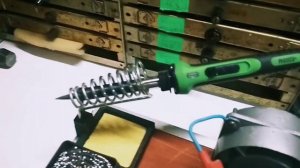 Самодельная многофункциональная подставка для работы с паяльником своими руками из подручных матери