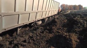Грузовик МАЗ застрял в грязи